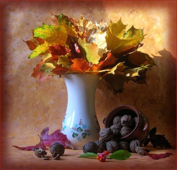 Натюрморт с листьями в вазе