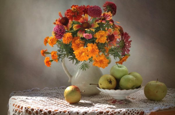 Натюрморт с яблоками и бархатцами