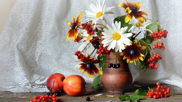 Осенние цветы в вазах