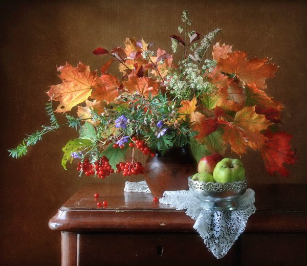 Кленовые листья в вазе