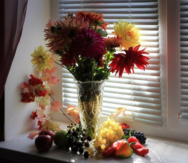 Букет осенних цветов в вазе