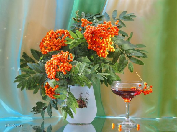 Букеты с рябиной в вазах
