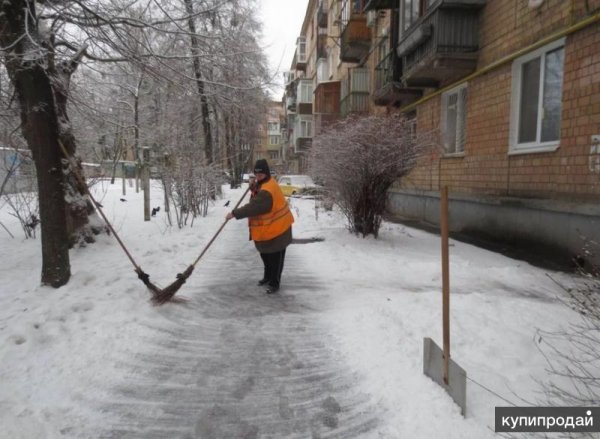 Дворник с метлой зима