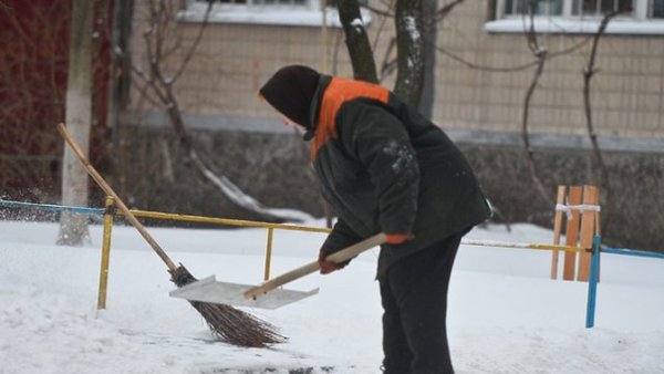 Дворник с лопатой