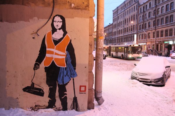 Дворник метет снег