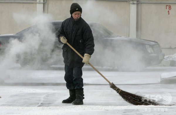 Дворник метет