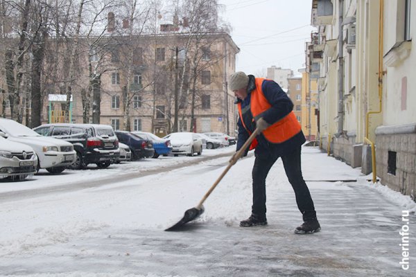 Дворники во дворе