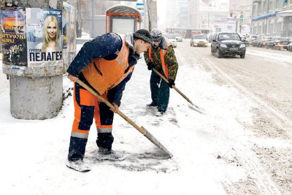 Дворник подметает зимой