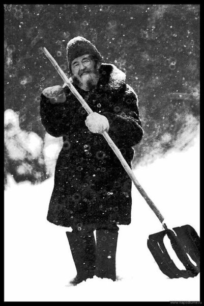 Дворник снег