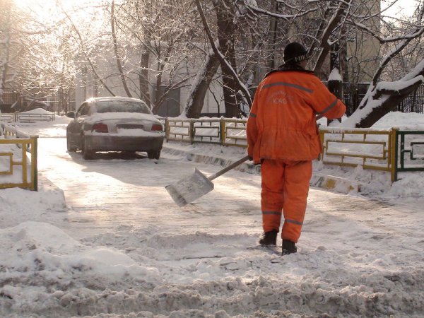 Дворник улыбается