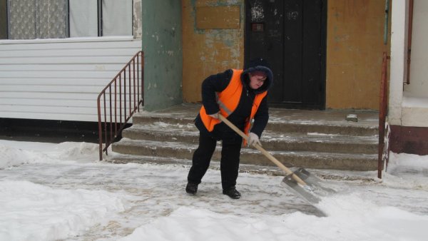 Дворник в детском саду