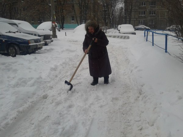 Дворник убирает снег