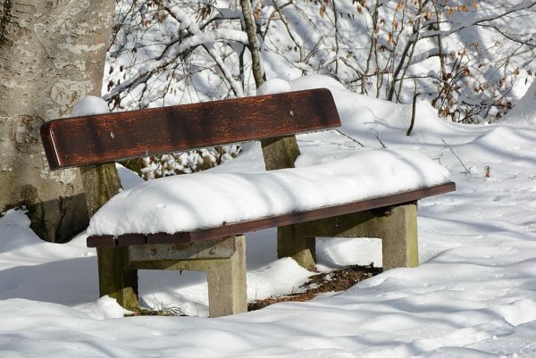Скамейка в снегу