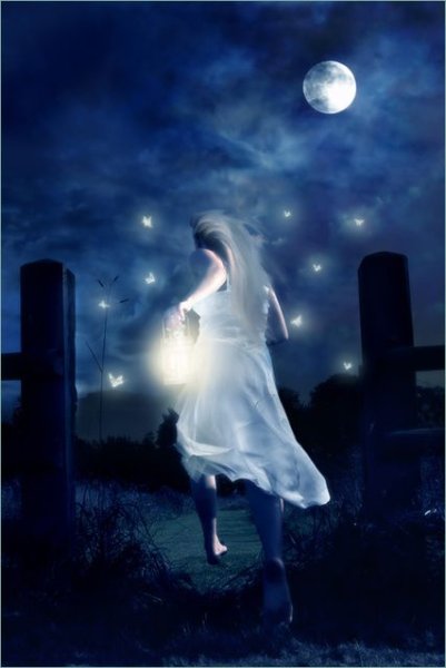 Девушка в свете Луны