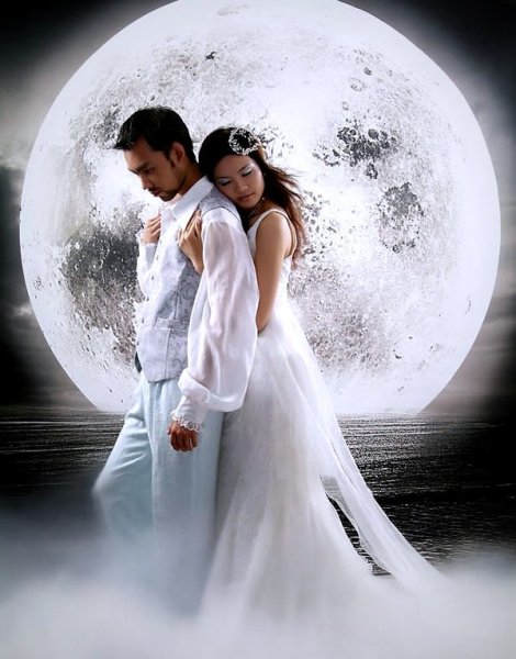 Влюбленные под луной