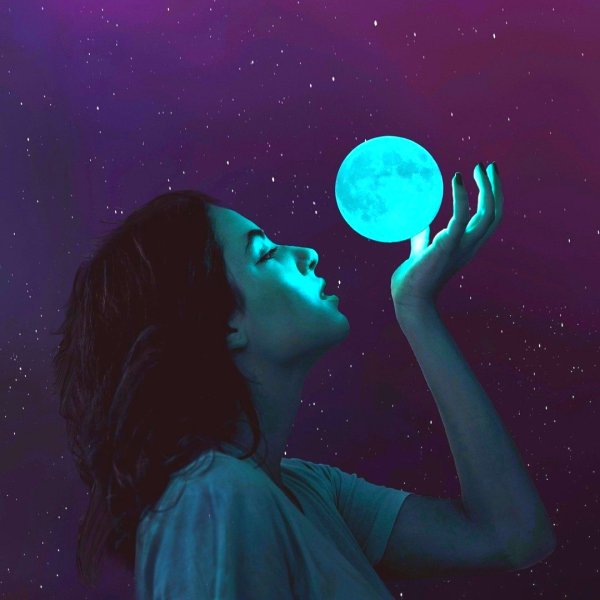 Девушка с луной в руках