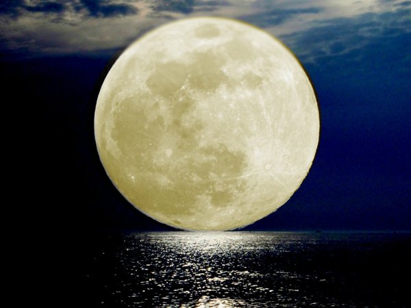Огромная Луна