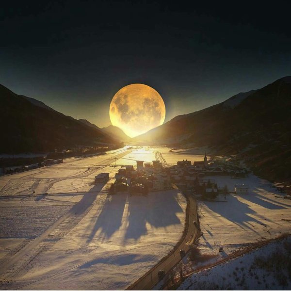 Огромная Луна в горах