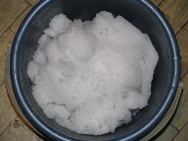 Снежки в ведре