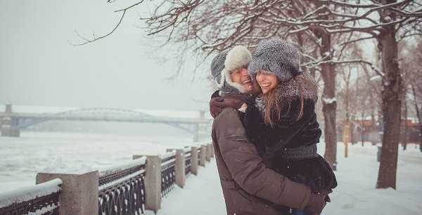 Парень и девушка зима