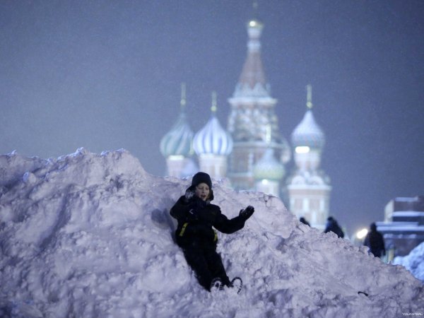 Сугробы на красной площади