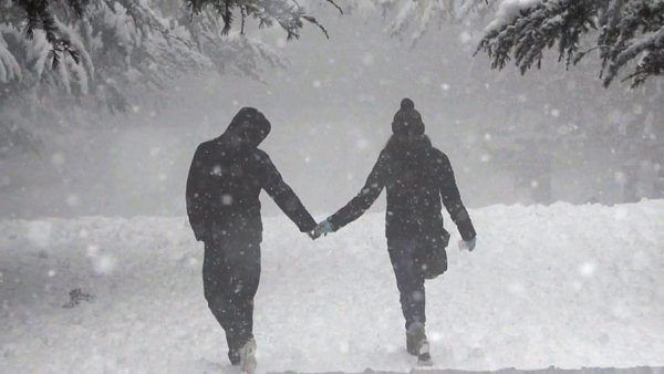 Влюбленные под Снегопадом