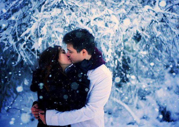 Парень с девушкой зимой