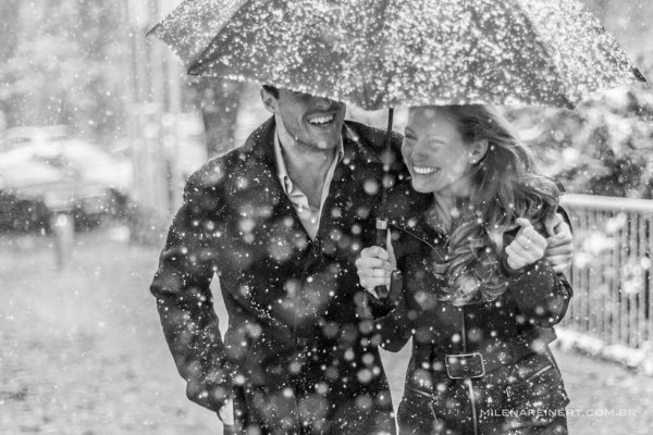 Пара танцует когда идет снег