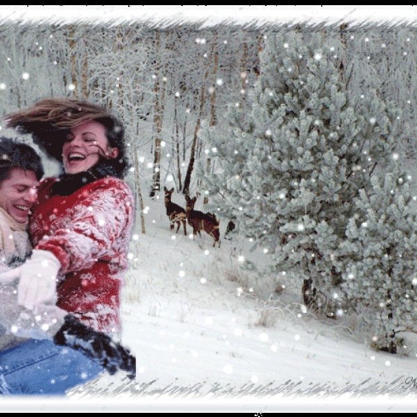 Влюбленные кружатся под снегом