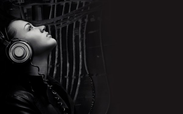 Грустная девушка в наушниках