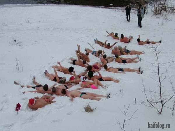 Люди купаются в снегу
