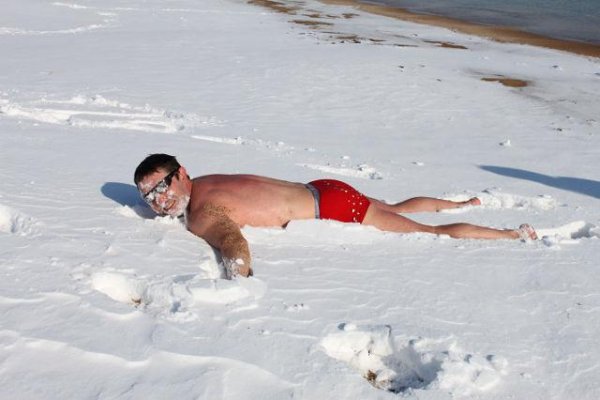 Купание в сугробе