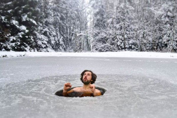 Купание в снегу в проруби