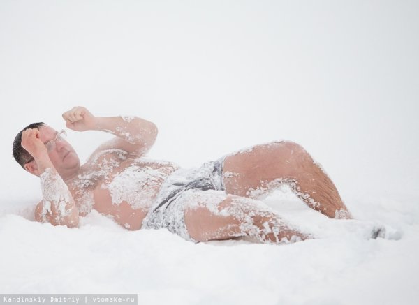 Женщины купаются в снегу