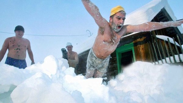 Мужик купается на кухне . Жаль Америку