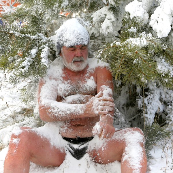 Дед Мороз в сугробе