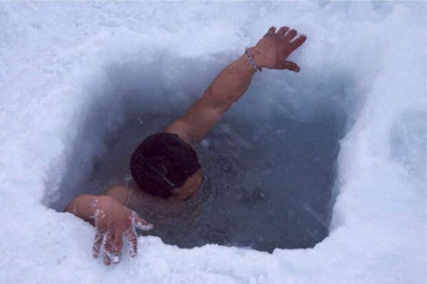Люди купаются в снегу