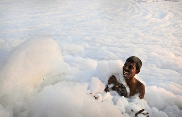 Мальчишки купаются в снегу