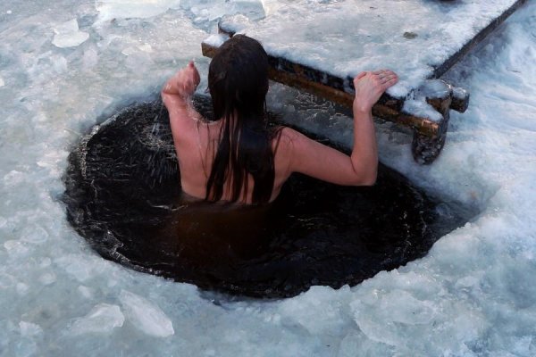 Купаться в снегу