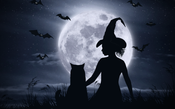 Танцующая ведьма под луной