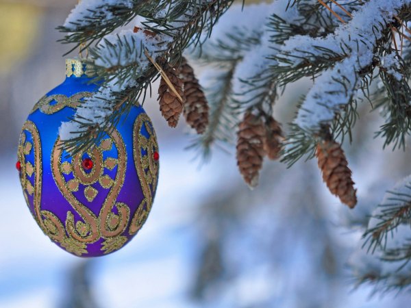 Елка с игрушками