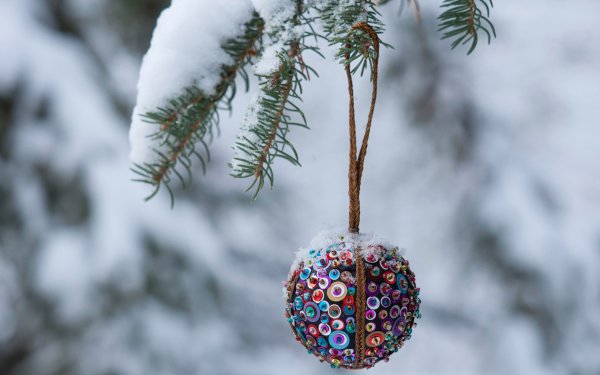 Елочный шар на ветке