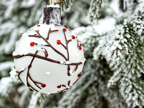 Елочные игрушки на заснеженных ветках