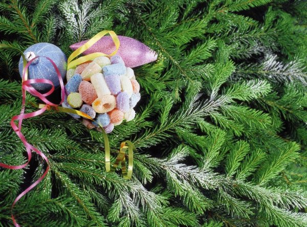 Новогодняя ветка с игрушками