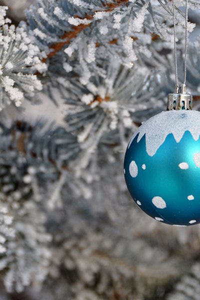 Елка в снегу с игрушками