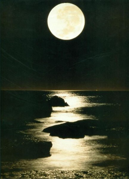 Картина с луной известная