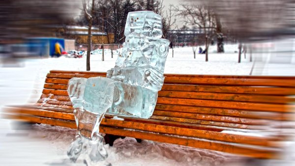 Скамейка из снега