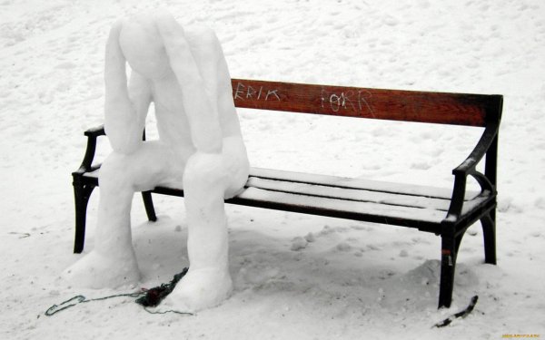 Скамейка из снега