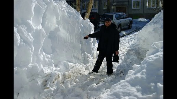 Огромные сугробы снега