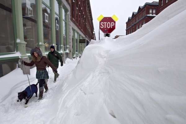 Большие сугробы в городе
